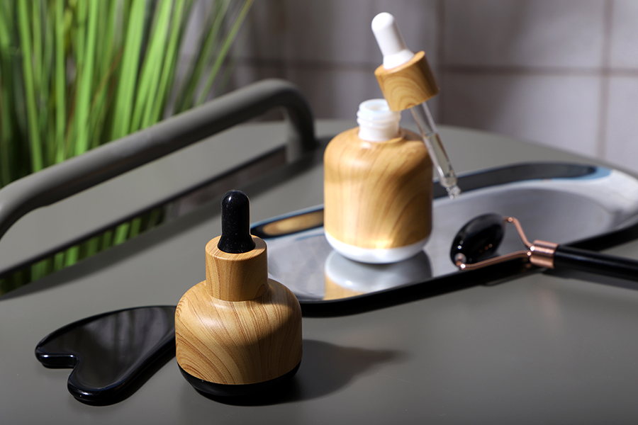 Flacone in vetro da 15 ml con rivestimento in plastica e contagocce dal design in legno