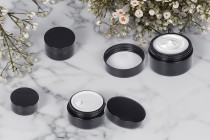 Schwarze Glasdose 30ml für Creme mit Deckel und Kunststoffverschluss Schwarze Glasdose 30ml für Creme mit Deckel und Kunststoffverschluss