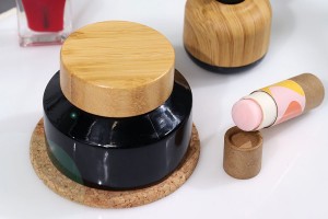 Pot en verre pour crème 100 ml de couleur noire avec couvercle en bambou et joint en plastique-photo_groupe