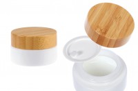 Vaso in vetro per crema da 30 ml di colore bianco con coperchio in bambù e sigillo in plastica