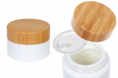 Glasbehälter für Creme 50 ml in weißer Farbe mit Bambusdeckel und Kunststoffverschluss