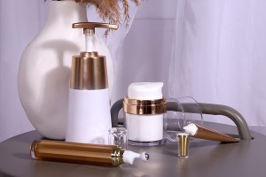 Kunststoff-PET-Flasche 300 ml weiß matt mit goldmatter Pumpe-bildgruppe