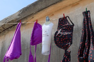 Σωληνάριο πλαστικό λευκό 200 ml με μεταλλικές μπίλιες roll on και διάφανο καπάκι-εικόνα_σύνθεση