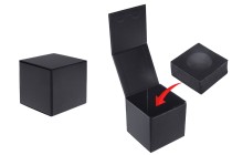Boîte de luxe à fermeture magnétique de couleur noire 110x110x110 mm avec poche intérieure en mousse (pour pots code 1105-1-0) Boîte de luxe à fermeture magnétique de couleur noire 110x110x110 mm avec poche intérieure en mousse (pour pots code 1105-1-0)-photo_produit