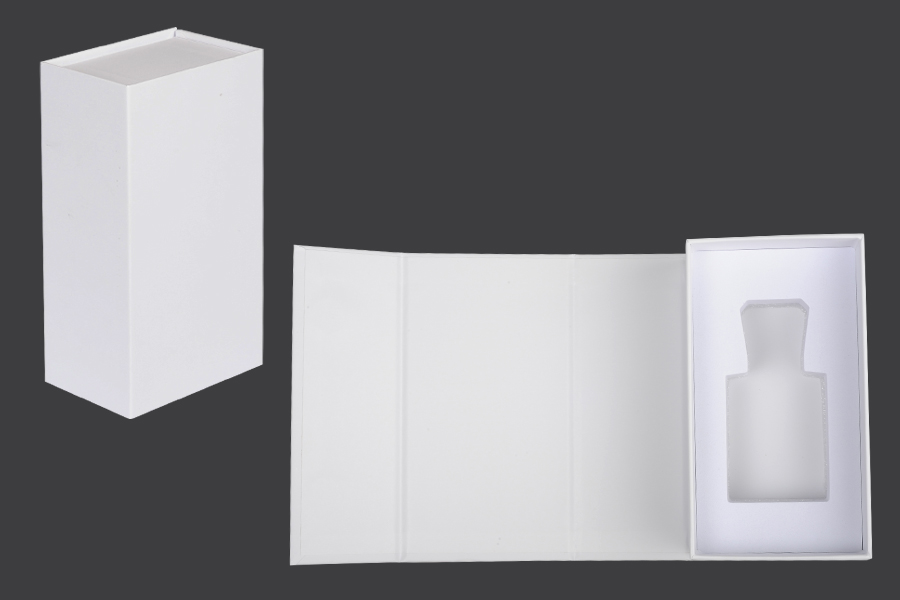 Boîte en papier blanc avec fermeture magnétique 90x160x60 mm (pour flacons de 50 ml code : 315-7-50 et 1110-9-50-1-0)) Boîte en papier blanc avec fermeture magnétique 90x160x60 mm (pour flacons de 50 ml code : 315-7-50 et 1110-9-50-1-0))
