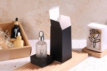 Verpackungsbox (500 g) 65 x 65 x 140 mm in der Farbe Schwarz matt mit Innenschaumboden für Flaschen mit einem Durchmesser von 44 mm – 20 Stück
