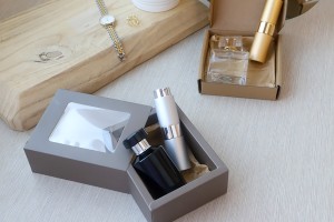 Kuti paketimi prej letre kraft 140x110x52 mm me dritare - 12 copë   -εικόνα_σύνθεση