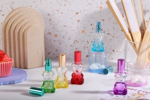 Flacon de 10 ml avec vaporisateur et bouchon en forme d'ours en peluche-εικόνα_σύνθεση