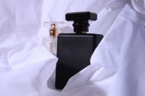 Φιάλη αρωμάτων γυάλινη 100 ml σε μαύρο χρώμα με σπρέι και καπάκι