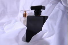 Perfume bottle glass 100 ml in black color with spray and cap