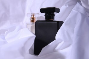 Parfümflasche Glas 100 ml in schwarzer Farbe mit Zerstäuber und Verschluss-εικόνα_σύνθεση