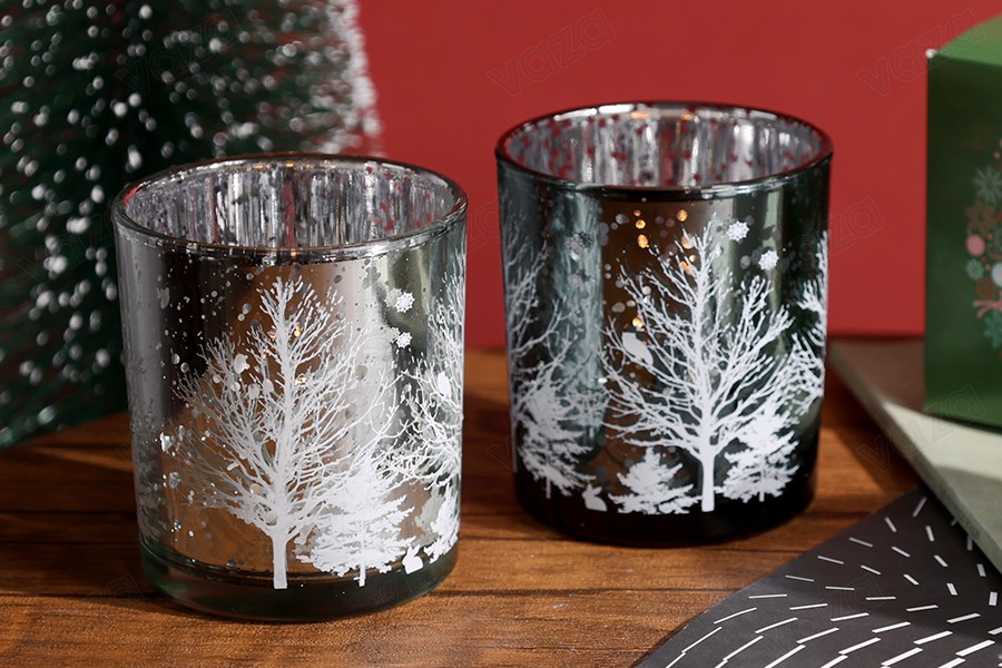 Weihnachts-Dekorationskerzenhalter aus Glas mit schneebedeckten Bäumen (ohne Deckel) in blau-bildgruppe