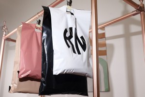 Pochette d'expédition 400x500 mm rose imperméable PE avec fermeture autocollante et poignée - 100 pièces-εικόνα_σύνθεση