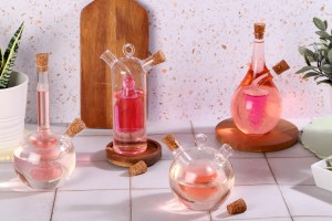 Bouteille en verre à deux chambres avec 2 bouchons en liège coniques naturels avec anneau de suspension. Elle est de fabrication artisanale et faite en verre soufflé - de 314ml-εικόνα_σύνθεση