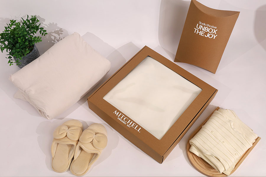 Boîte d'emballage en papier kraft avec fenêtre 450 x 450 x 80 mm - Lot de 20 pièces Boîte d'emballage en papier kraft avec fenêtre 450 x 450 x 80 mm - Lot de 20 pièces