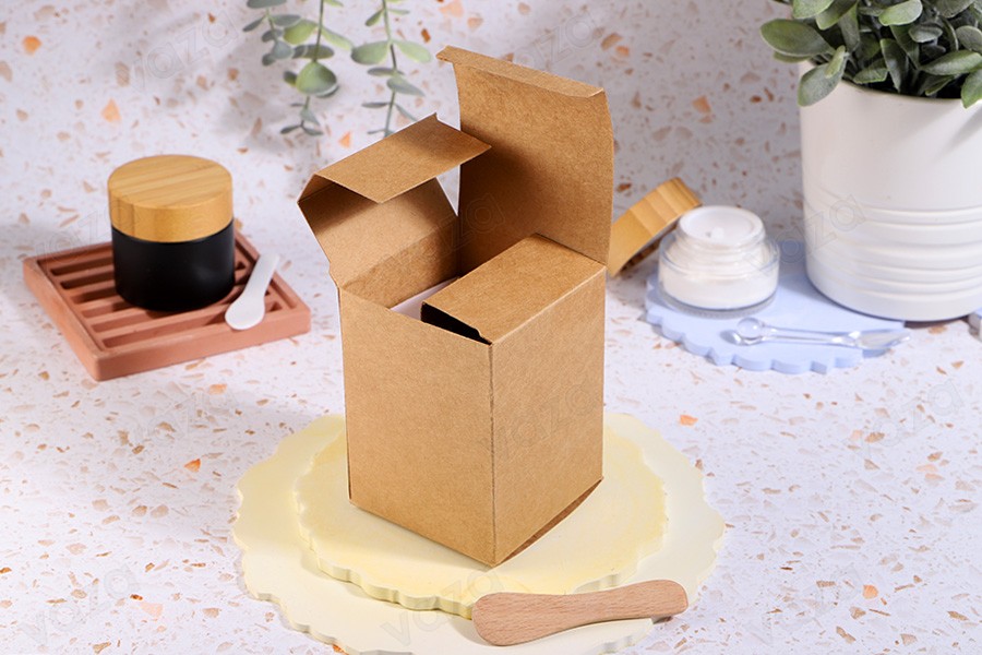 Kartonverpackung aus braunem Kraftpapier außen und weißem Innenfutter, Größe 70 x 70 x 95 mm – 50 Stück Kartonverpackung aus braunem Kraftpapier außen und weißem Innenfutter, Größe 70 x 70 x 95 mm – 50 Stück-bildgruppe
