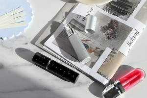 Vaporisateur de parfum de 10 ml en verre dans un étui en aluminium avec strass-εικόνα_σύνθεση