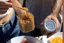 Γυάλινο τετράγωνο βάζο 260 ml με ασημί πλαστικό καπάκι και λάστιχο Γυάλινο τετράγωνο βάζο 260 ml με ασημί πλαστικό καπάκι και λάστιχο