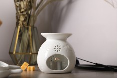 Ceramic scenter in white color for candles and oils