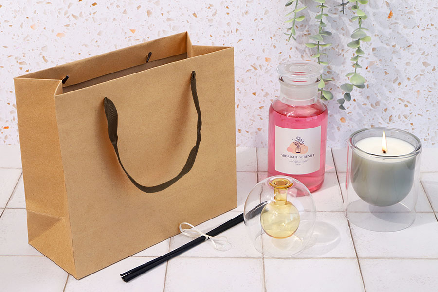 Geschenktasche aus Kraftpapier mit braunem Kordelhenkel - 260x110x230