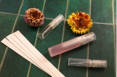 Γυάλινο μπουκαλάκι με σπρέυ για αρώματα 3 ml με πλαστικό καπάκι