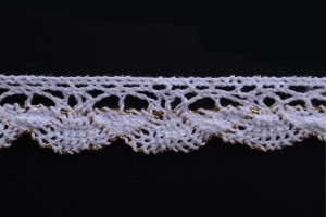 Dentelle au crochet en coton de couleur blanc et un fil métallique d’une largeur de 13 mm - 10 mètres par pièce-1