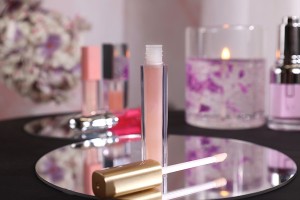 Kuti për lip gloss 4 ml me kapak në ngjyrë shampanje-imazh_grup