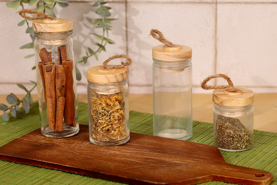 60ml round glass jar with wooden lid and rope loop handle on the lid in size 83x45mm 60ml round glass jar with wooden lid and rope loop handle on the lid in size 83x45mm