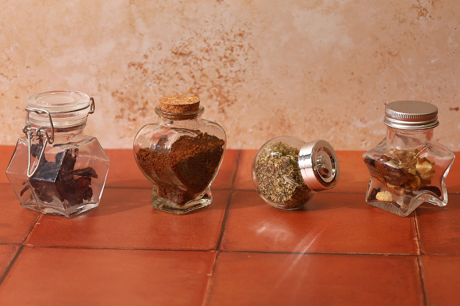 Petit pot comme faveurs de 75ml en verre avec bouchon en forme de cœur pour mariage et baptême