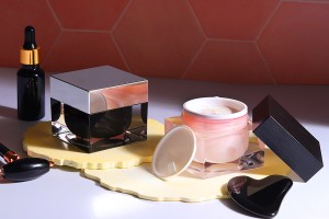 Βάζο πολυτελείας 50 ml για κρέμα, ακρυλικό με καπάκι, πλαστικό παρέμβυσμα στο βάζο και εσωτερικό στο καπάκι-εικόνα_σύνθεση