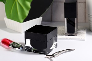 Pot en acrylique de luxe pour crème 50 ml avec joint en plastique sur le pot et à l'intérieur du couvercle-εικόνα_σύνθεση