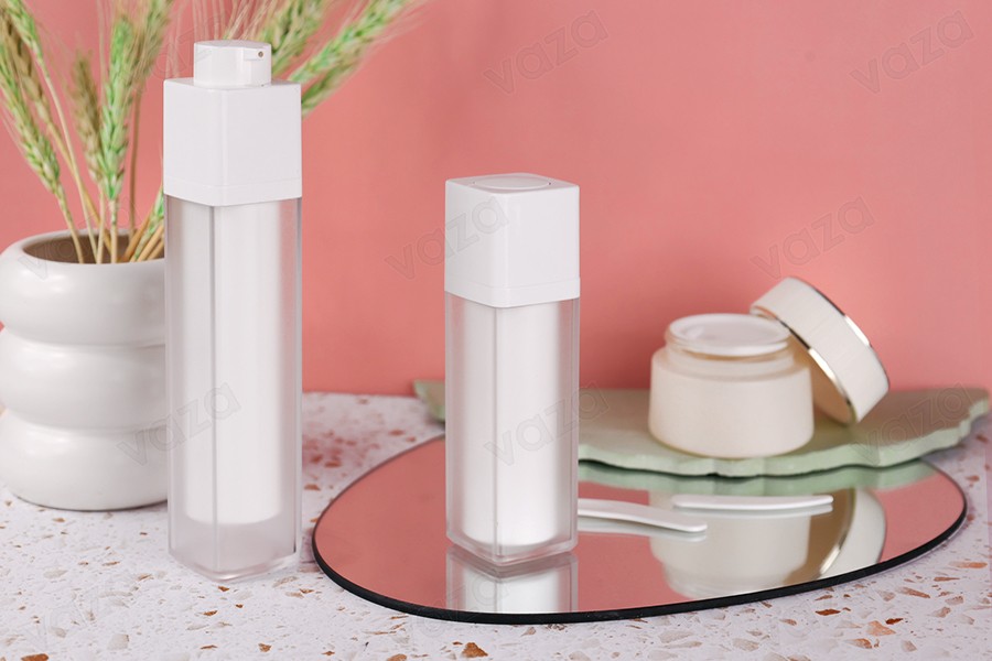 La bottiglietta airless è in acrilico, ha una capacità di 50 ml e dispone di una pompetta bianca. La bottiglietta airless è in acrilico, ha una capacità di 50 ml e dispone di una pompetta bianca.-gruppo_immagini