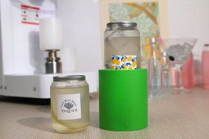 Isothermer Schaumstoffhalter für Bierflaschen und Dosen-εικόνα_σύνθεση