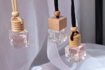 Μπουκαλάκι 7 ml σε σχήμα κύβου για αρωματικό αυτοκινήτου με ξύλινο τετράγωνο καπάκι και τάπα - 25 τμχ