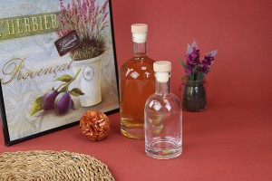 200 ml runde Glasflasche mit Silikonstopfen und Holzkopf-bildgruppe