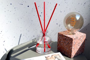 Élégante bouteille en verre bouché de 250 ml avec tête en bois-εικόνα_σύνθεση