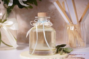 Élégante bouteille en verre bouché de 250 ml avec tête en bois-εικόνα_σύνθεση