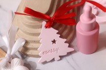 Diffuseur en plâtre au design sapin de Noël 65x7x70 mm avec ruban rouge