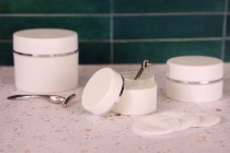 Βάζο πλαστικό λευκό ΜΑΤ 50ml με ασημί ρίγα και εσωτερικό liner στο καπάκι - 12 τμχ