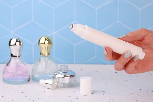 Flacon en plastique à usage cosmétique de 18ml avec pompe à bille et couvercle-εικόνα_σύνθεση