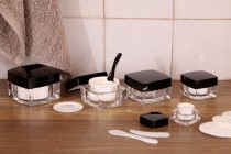 Βάζο πολυτελείας τετράγωνο για κρέμα 15 ml, ακρυλικό με μαύρο καπάκι, με εσωτερικό παρέμβυσμα στο καπάκι και πλαστικό στο βάζο Βάζο πολυτελείας τετράγωνο για κρέμα 15 ml, ακρυλικό με μαύρο καπάκι, με εσωτερικό παρέμβυσμα στο καπάκι και πλαστικό στο βάζο