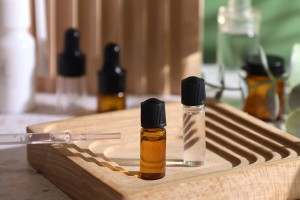 Miniaturflaschen 1 ml, Glas 10x35 transparent mit schwarzem, plastischen Schraubverschluss-bildgruppe