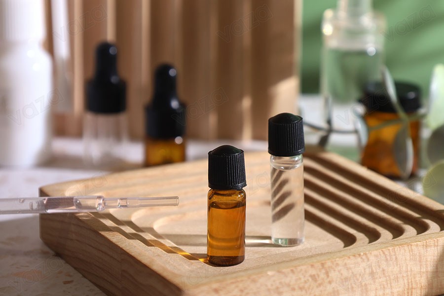 Γυάλινο μπουκαλάκι μινιατούρα 1 ml, 10x35 διάφανο με μαύρο, πλαστικό βιδωτό καπάκι Γυάλινο μπουκαλάκι μινιατούρα 1 ml, 10x35 διάφανο με μαύρο, πλαστικό βιδωτό καπάκι-εικόνα_σύνθεση