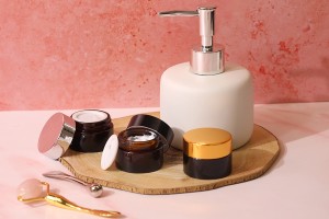 Pot de 15 ml de couleur caramel en verre avec joint en plastique sur le pot et à l'intérieur du couvercle-εικόνα_σύνθεση