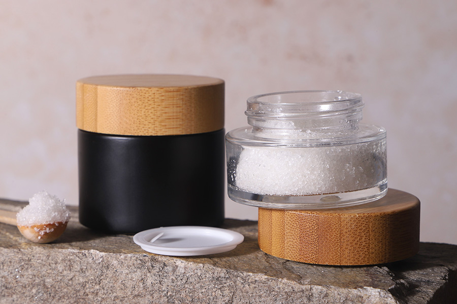 Γυάλινο βάζο 50 ml με bamboo καπάκι και πλαστικό παρέμβυσμα σε διάφανο ή μαύρο χρώμα Γυάλινο βάζο 50 ml με bamboo καπάκι και πλαστικό παρέμβυσμα σε διάφανο ή μαύρο χρώμα