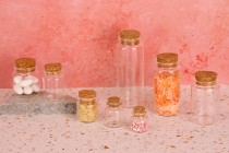Bottiglietta per bomboniera in vetro da 40 ml con tappo in sughero per matrimonio e battesimo 37x56mm - 12 pz Bottiglietta per bomboniera in vetro da 40 ml con tappo in sughero per matrimonio e battesimo 37x56mm - 12 pz
