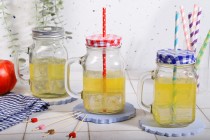 Βάζο με χερούλι 450 ml με μεταλλικό καπάκι και τρύπα για καλαμάκι