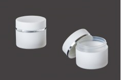 Borcan de plastic alb mat de 50 ml cu dungă argintie și căptușeală interioară pe capac