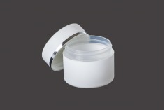 Borcan de plastic alb mat de 50 ml cu dungă argintie și căptușeală interioară pe capac