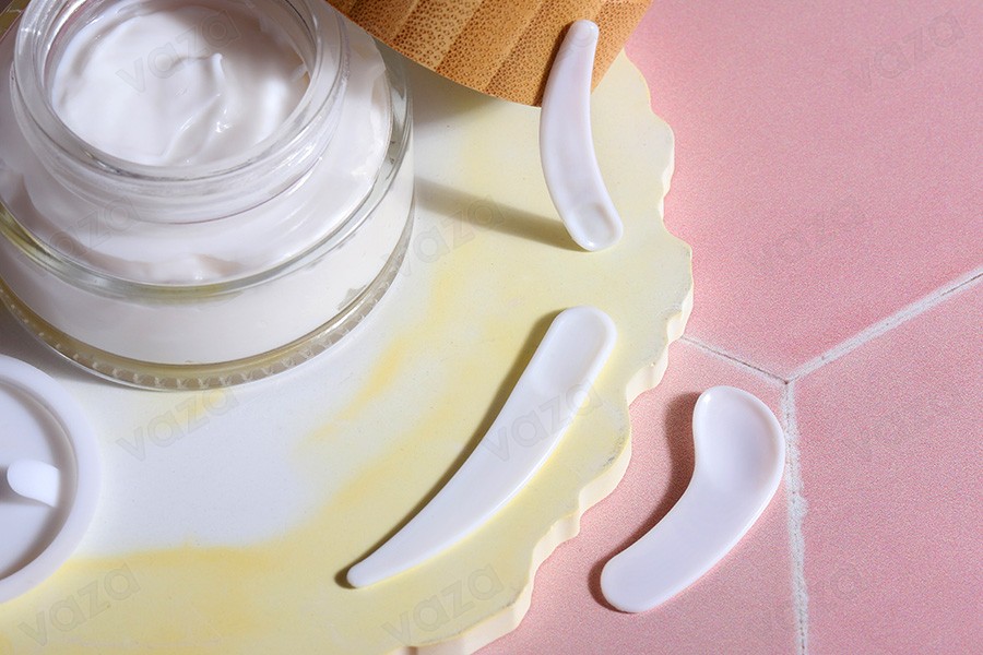 Kosmetikspachtel für Creme aus Kunststoff (PE) 54 mm -24 Stücke Kosmetikspachtel für Creme aus Kunststoff (PE) 54 mm -24 Stücke-